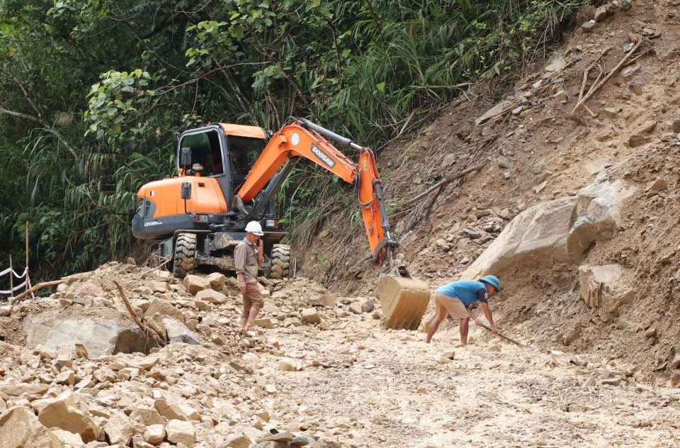 Tái diễn tình trạng sạt lở nghiêm trọng trên Quốc lộ 16, giao thông đi lại khó khăn