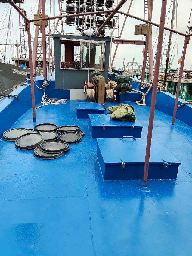 Boong và hầm tàu cá được kiểm tra, thẩm định