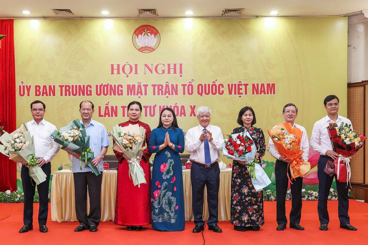 Ông Đỗ Văn Chiến và Phó Chủ tịch - Tổng Thư ký Ủy ban Trung ương MTTQ Việt Nam Nguyễn Thị Hà tặng hoa các Phó Chủ tịch mới.