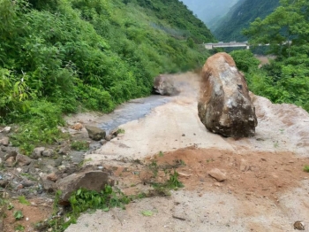 Đắk Lắk: Đá lăn từ đồi đè 2 cháu nhỏ, một bé gái tử vong