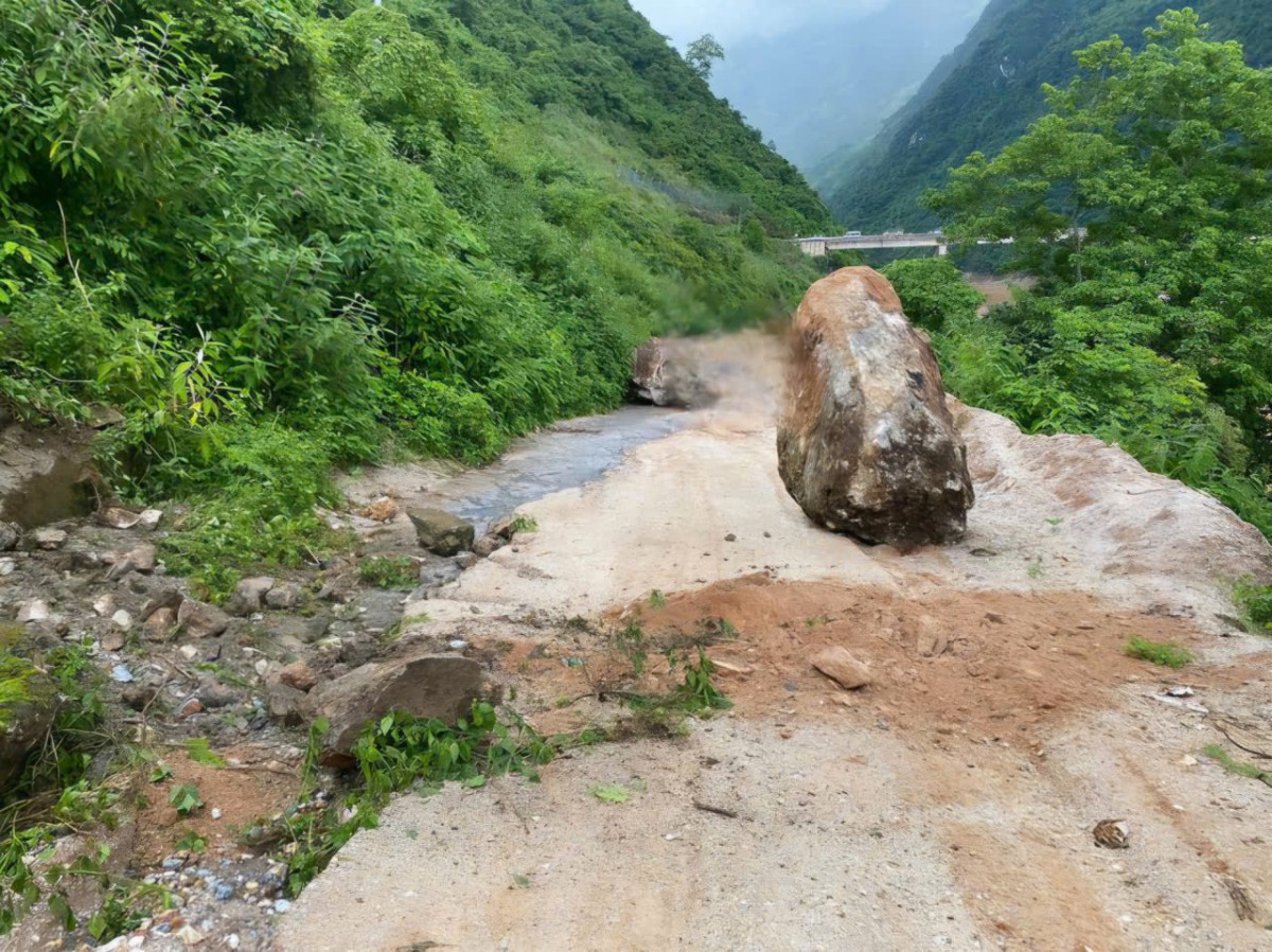 Đắk Lắk: Đá lăn từ đồi đè 2 cháu nhỏ, một bé gái tử vong