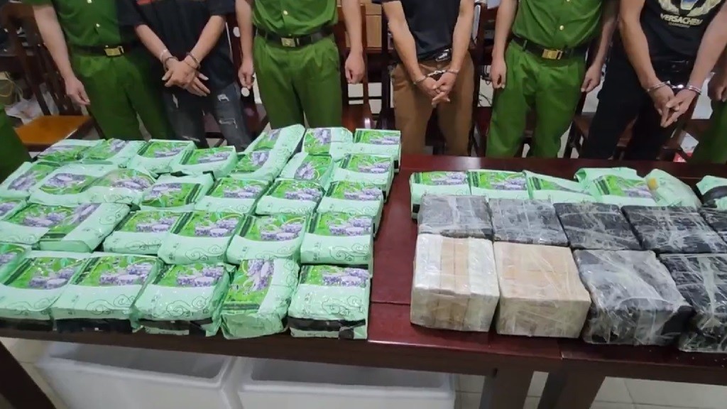 Phá đường dây ma túy xuyên quốc gia, thu giữ 60 bánh hêrôin và 37kg ma túy đá