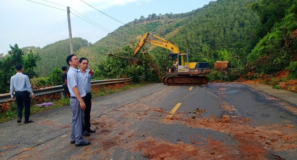 Khắc phục khẩn cấp sạt lở trên tuyến đường huyết mạch nối Đồng Nai - Lâm Đồng