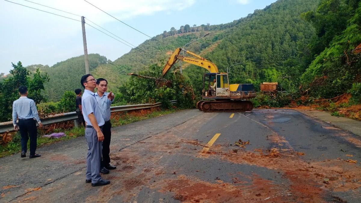 Khắc phục khẩn cấp sạt lở trên tuyến đường huyết mạch nối Đồng Nai - Lâm Đồng