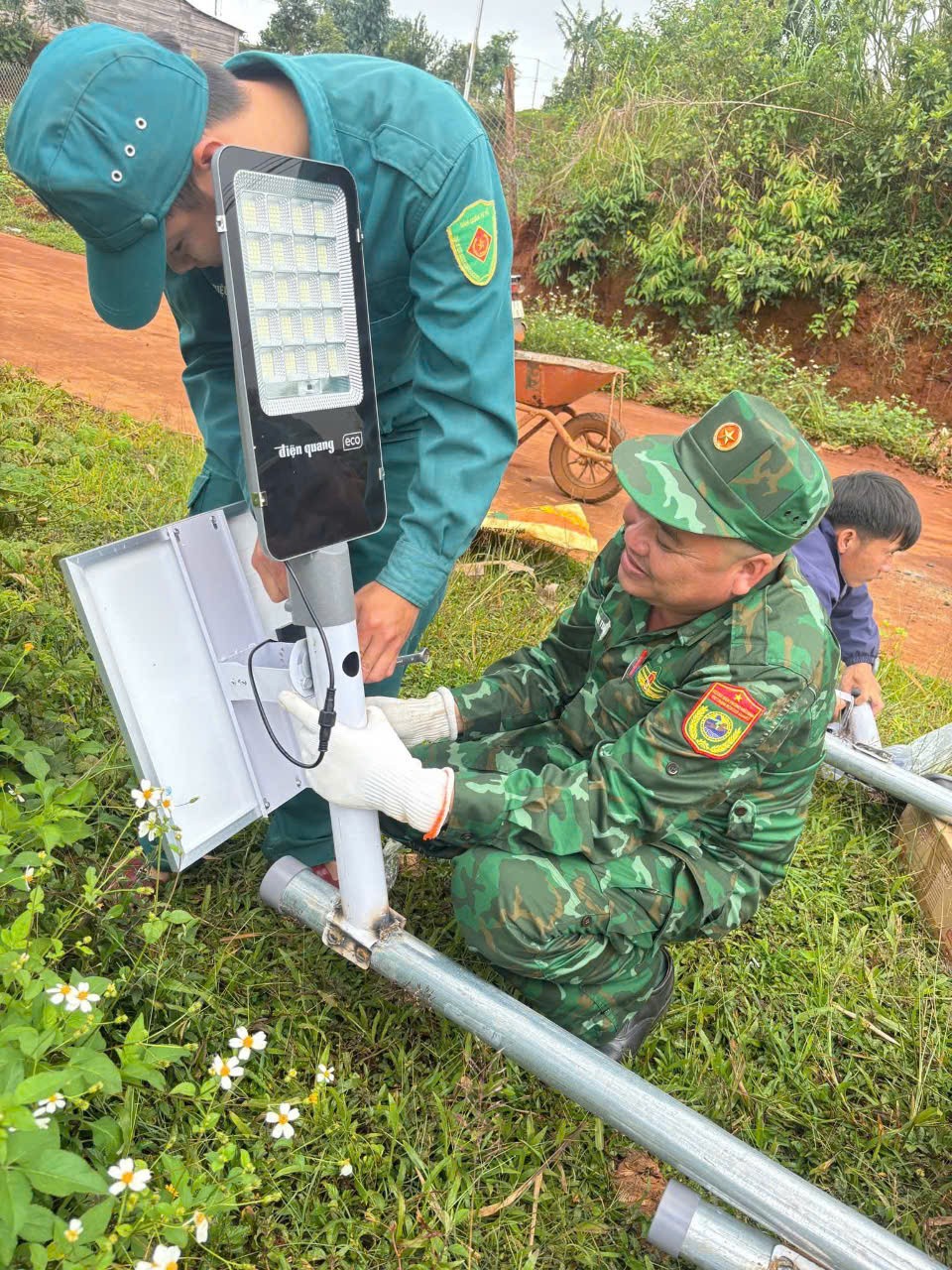Lâm Đồng: Công trình “Thắp sáng vùng biên” chào mừng kỷ niệm Đại hội Đảng các cấp