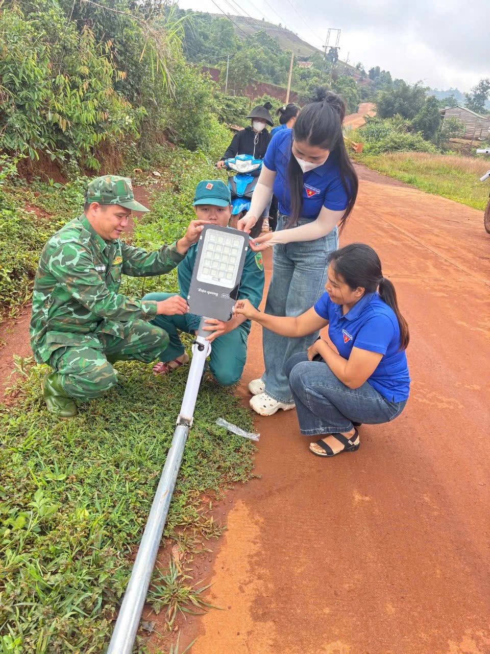 Lâm Đồng: Công trình “Thắp sáng vùng biên” chào mừng kỷ niệm Đại hội Đảng các cấp