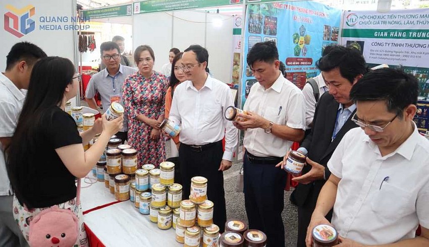 Đại diện lãnh đạo sở, ngành Quảng Ninh tham quan các gian hàng tại hội chợ.. Ảnh: QMG 