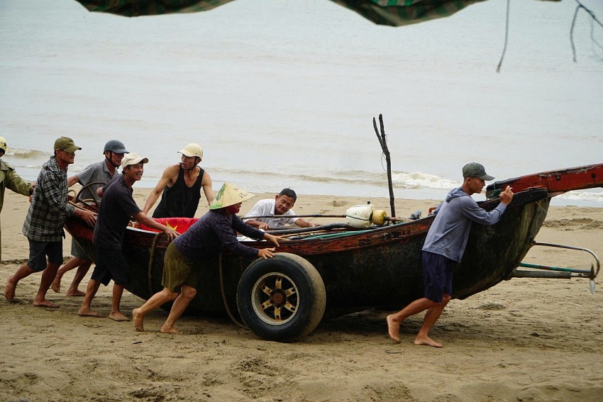 Ngư dân phường Sâm Sơn hối hả đưa tàu thuyền vào nơi an toàn. 
