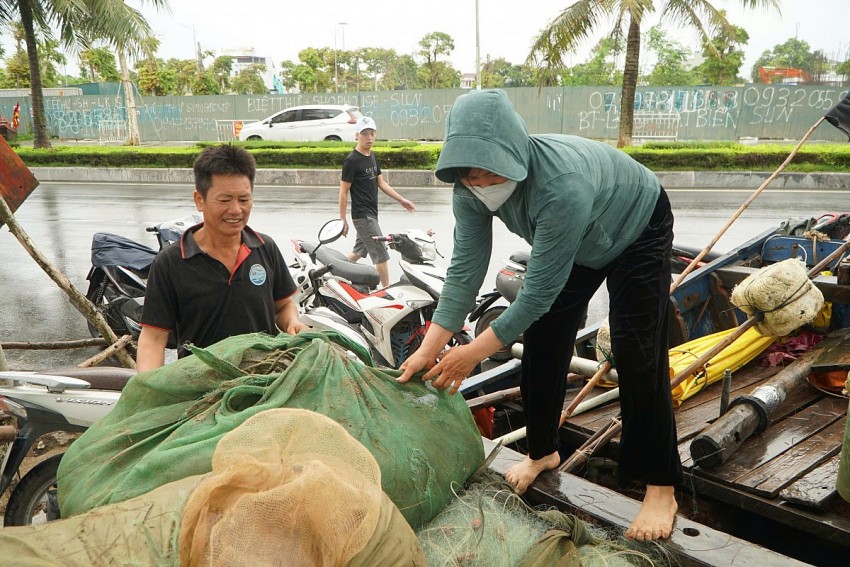 Ngư lưới cụ được ngư dân thu gom, bảo quản để tránh thiệt hại trước khi bão đỗ bộ. 