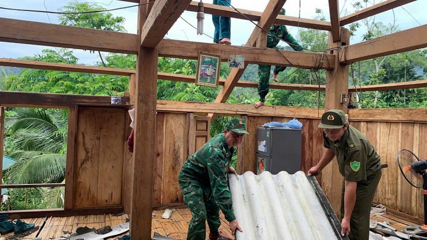 Lức lượng chức năng khẩn trương giúp người dân khắc phục nhà cửa bị hư hại sau cơn mưa dông vào chiều ngày 19/07.