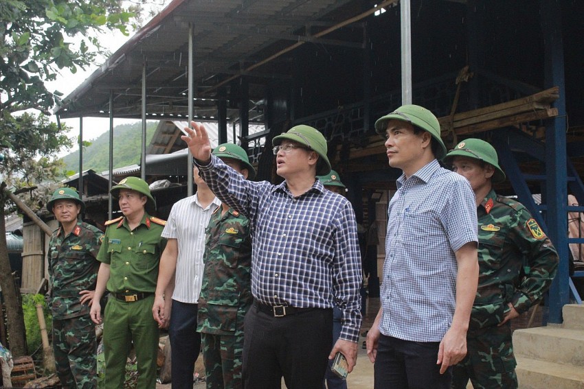 Phó chủ tịch tỉnh Thanh Hóa - Mai Xuân Liêm kiêm tra công tác phòng chống bão tại các xã miền núi. 