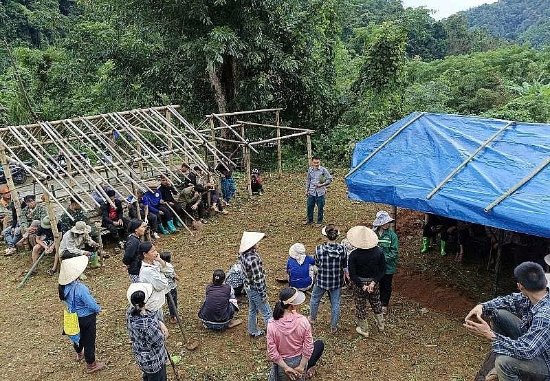 Nhiều hộ dân tiếp tục được di dời đến nơi tránh trú mưa, bão an toàn. 