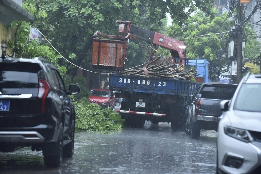 Thanh Hóa: Tiếp tục di dời dân khỏi nơi sạt lở, nhiều tuyến đường bị ngập