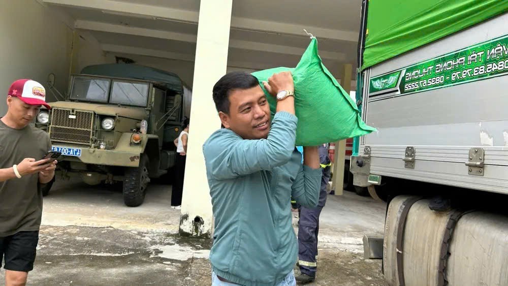 Đắk Lắk : Người dân quyên góp nhu yếu phẩm hỗ trợ đồng bào Nghệ An bị ảnh hưởng bão lũ