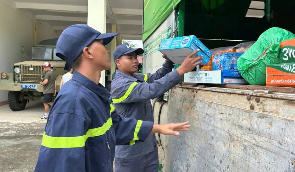 Đắk Lắk : Người dân quyên góp nhu yếu phẩm hỗ trợ đồng bào Nghệ An bị ảnh hưởng bão lũ