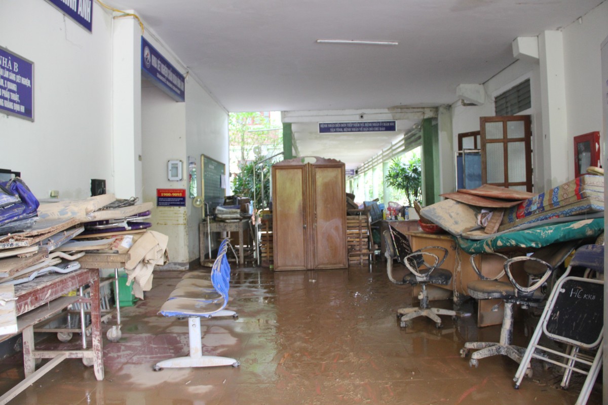 Bệnh nhân tháo chạy trong đêm, Trung tâm y tế Tương Dương tê liệt vì lũ lụt