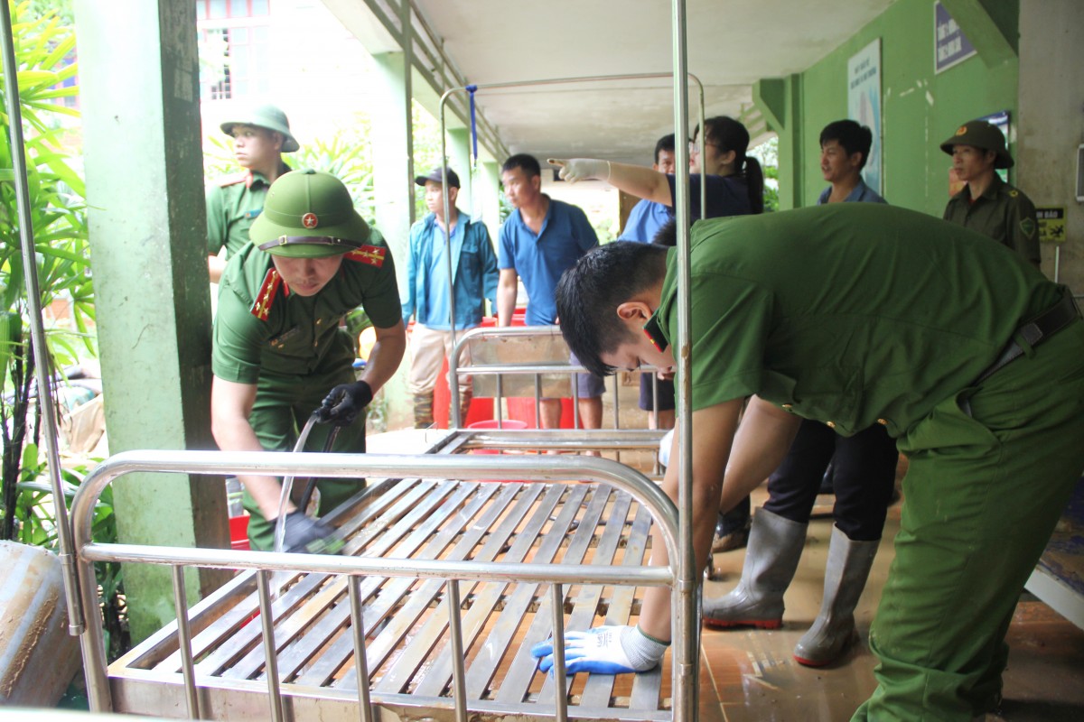 Bệnh nhân tháo chạy trong đêm, Trung tâm y tế Tương Dương tê liệt vì lũ lụt