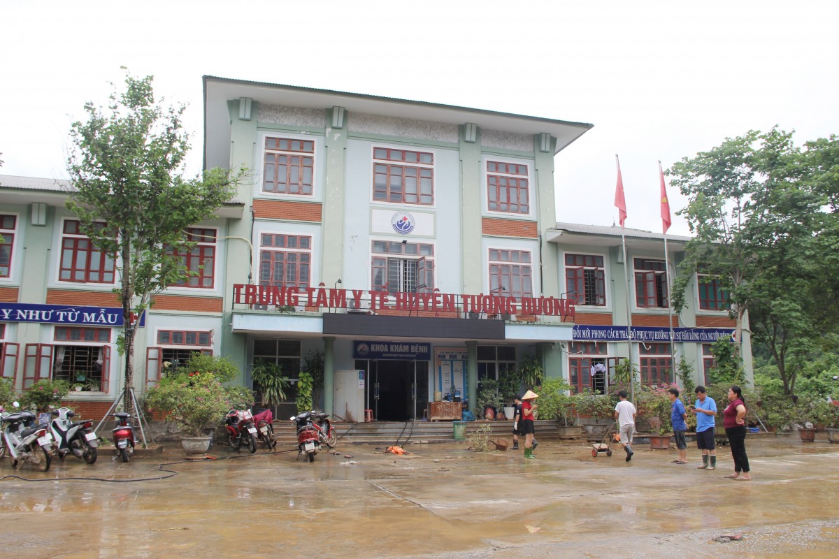 Bệnh nhân tháo chạy trong đêm, Trung tâm y tế Tương Dương tê liệt vì lũ lụt