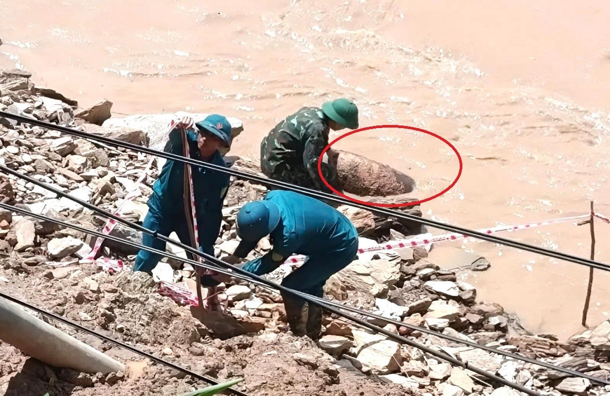 Quả bom lộ thiên nằm dọc bờ sông Nậm Mô sau khi nước lũ rút