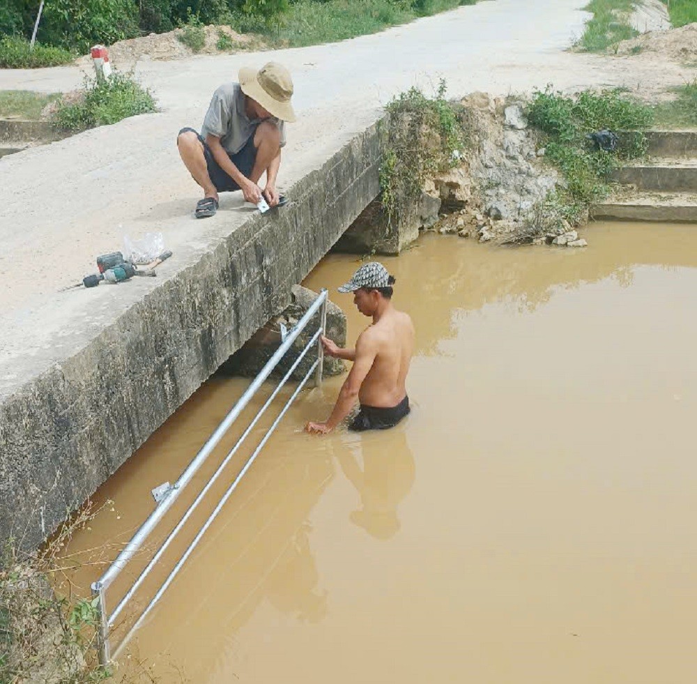 Xác lợn trôi kênh thủy lợi, xã lắp lưới chắn để kịp thời phát hiện, phòng tránh lây lan dịch bệnh