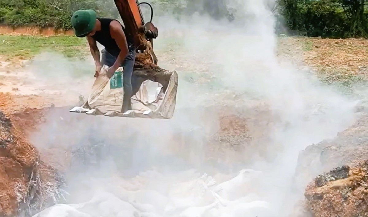 Xác lợn trôi kênh thủy lợi, xã lắp lưới chắn để kịp thời phát hiện, phòng tránh lây lan dịch bệnh