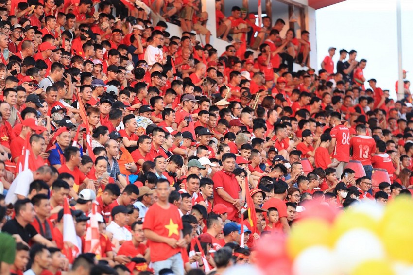 Không khí cuồng nhiệt của người hâm mộ tại sân Lạch Tray.