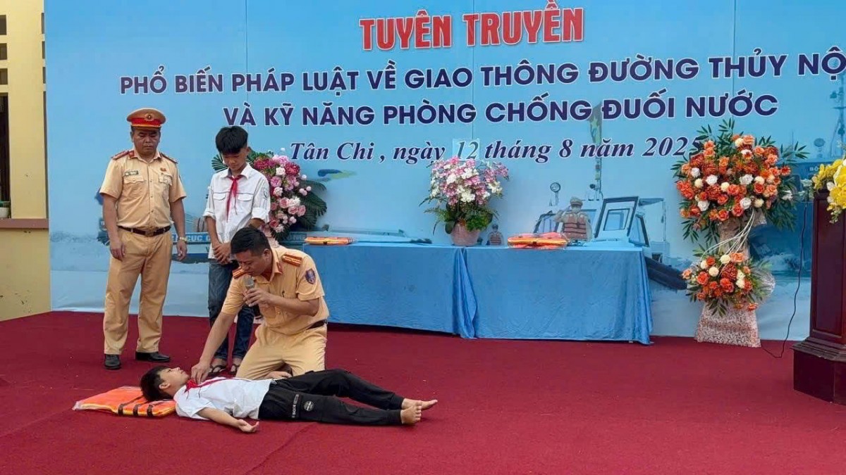 Thủy đoàn I: Tiếp tục chuỗi hoạt động tuyên truyền “Văn hóa giao thông với bình yên sông nước”