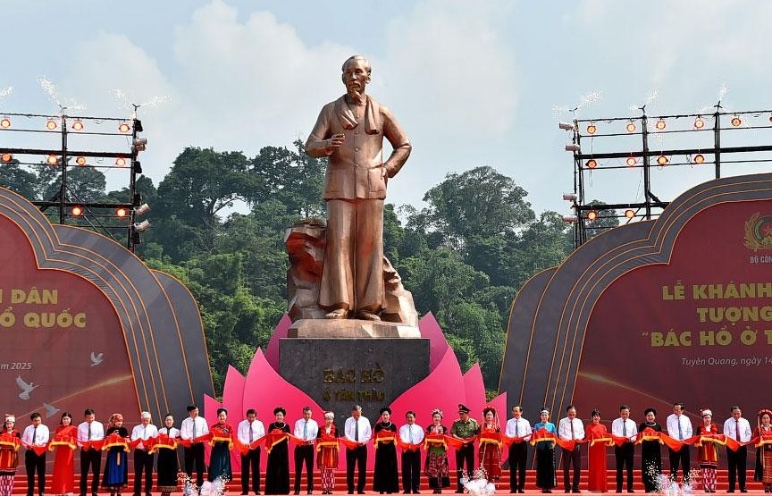 Khánh thành Tượng đài “Bác Hồ ở Tân Trào”