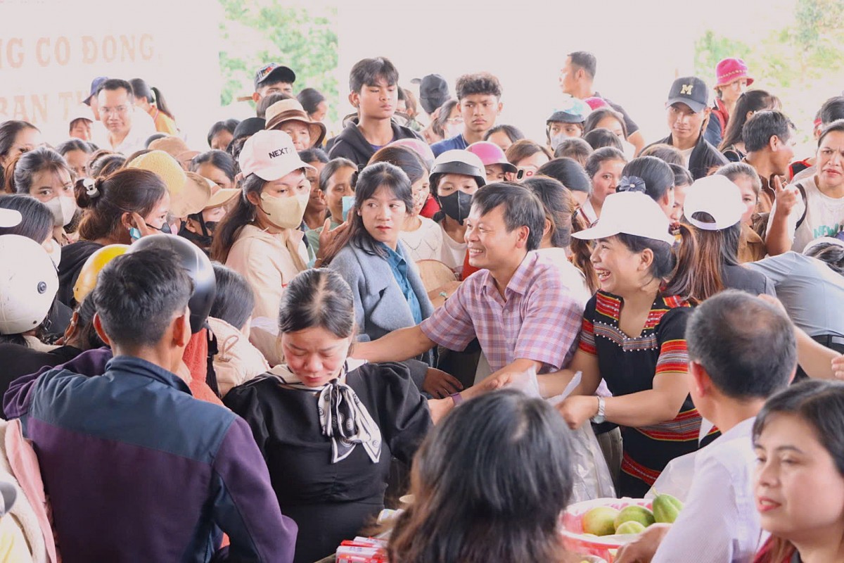 Độc đáo phiên chợ 0 đồng trở thành nhịp cầu văn hóa - kinh tế - cộng đồng