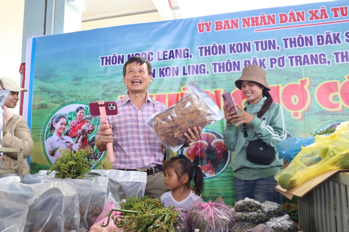 Độc đáo phiên chợ 0 đồng trở thành nhịp cầu văn hóa - kinh tế - cộng đồng