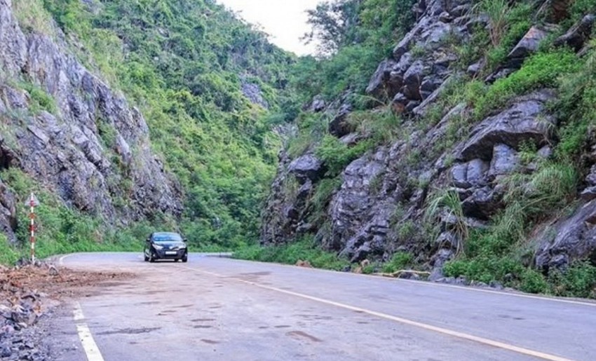 Cát Bà mở lại tuyến đường xuyên đảo sau sạt lở