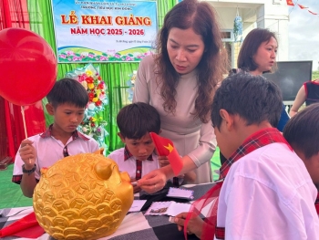 Trường vùng cao Quảng Ngãi gây quỹ nuôi học sinh mồ côi nhân dịp khai giảng