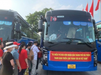 hai phong to chuc xe dua don mien phi cho nguoi dan den voi trien lam 80 nam thanh tuu dat nuoc