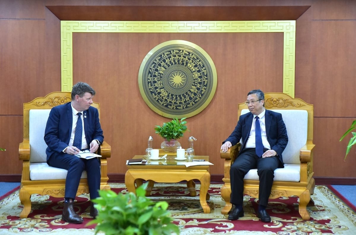 Cuộc tiếp song phương giữa Thứ trưởng Bộ NN-MT Hoàng Trung và đặc phái viên thương mại nông nghiệp New Zealand Hamish Marr. (Ảnh: Bộ Nông nghiệp và Môi trường)