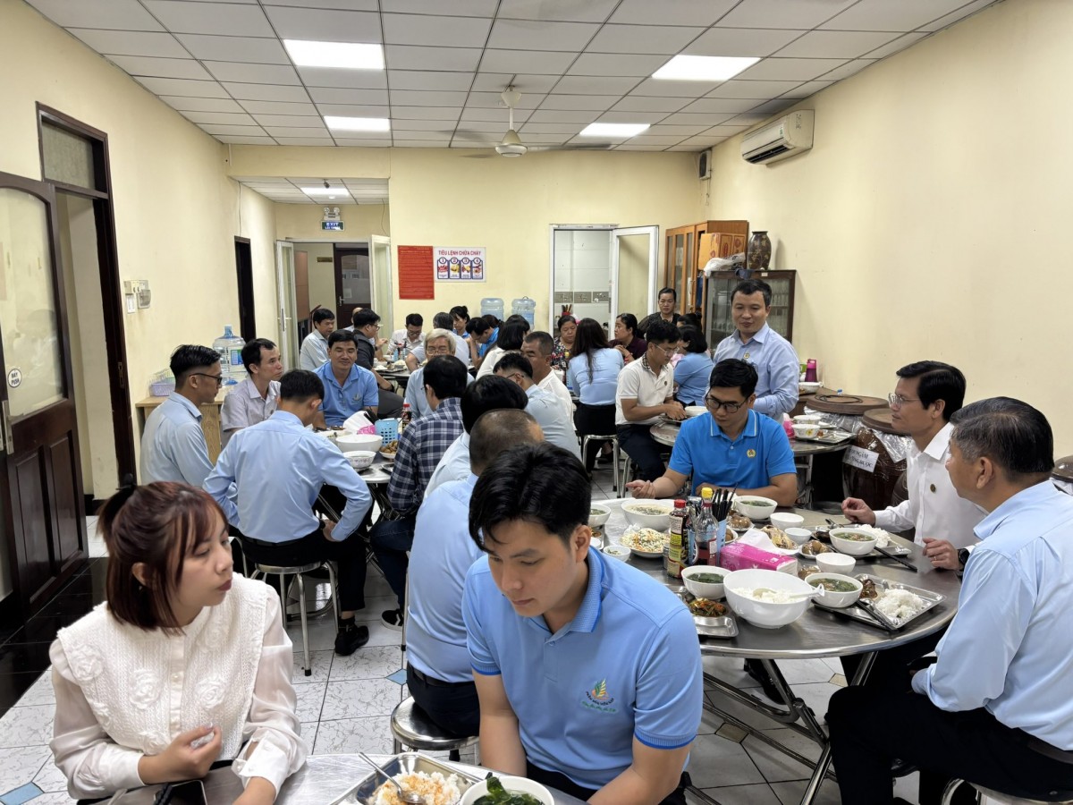 Phân bón Miền Nam & “Bữa cơm Công đoàn”: Hơi ấm ở “ngôi nhà thứ hai” Phân bón Miền Nam & “Bữa cơm Công đoàn”: Hơi ấm ở “ngôi nhà thứ hai”