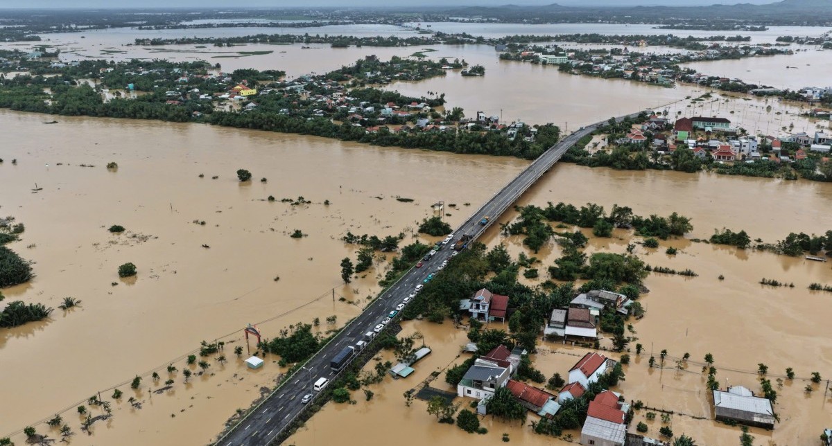 Chủ tịch Đà Nẵng yêu cầu sử dụng thiết bị bay kiểm tra sạt lở, bảo đảm an toàn tuyệt đối cho người dân