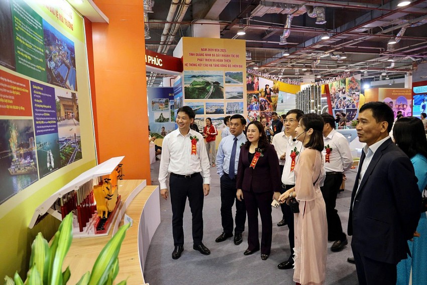 Đại biểu tham quan các gian hàng tại Hội chợ. Ảnh: Đức Hiếu