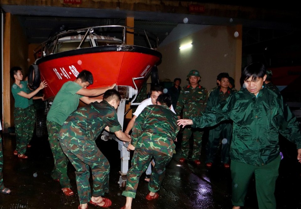 Cận cảnh lực lượng vũ trang Đà Nẵng xuyên đêm lao vào điểm ngập, cứu dân