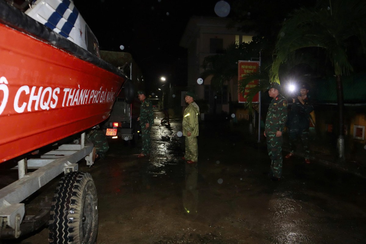 Cận cảnh lực lượng vũ trang Đà Nẵng xuyên đêm lao vào điểm ngập, cứu dân