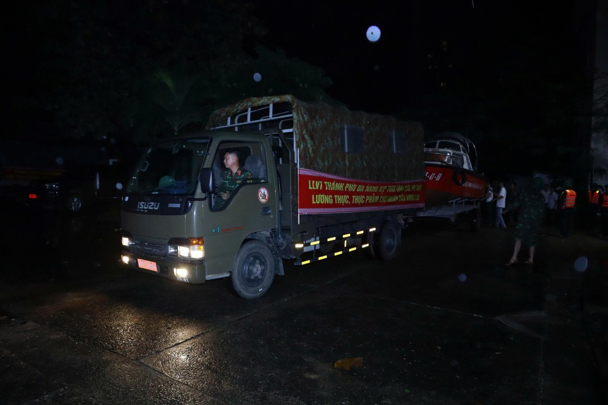 Cận cảnh lực lượng vũ trang Đà Nẵng xuyên đêm lao vào điểm ngập, cứu dân