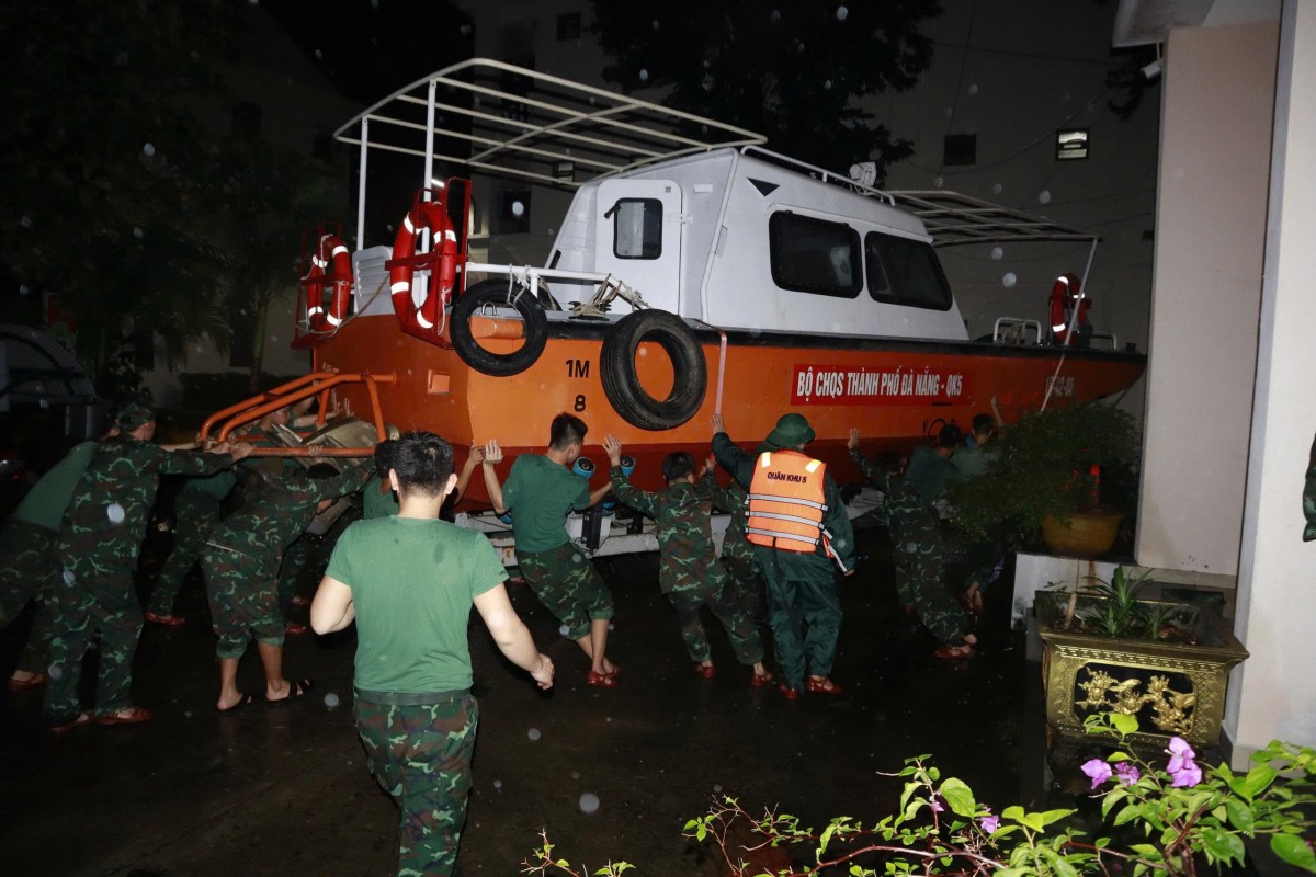 Cận cảnh lực lượng vũ trang Đà Nẵng xuyên đêm lao vào điểm ngập, cứu dân