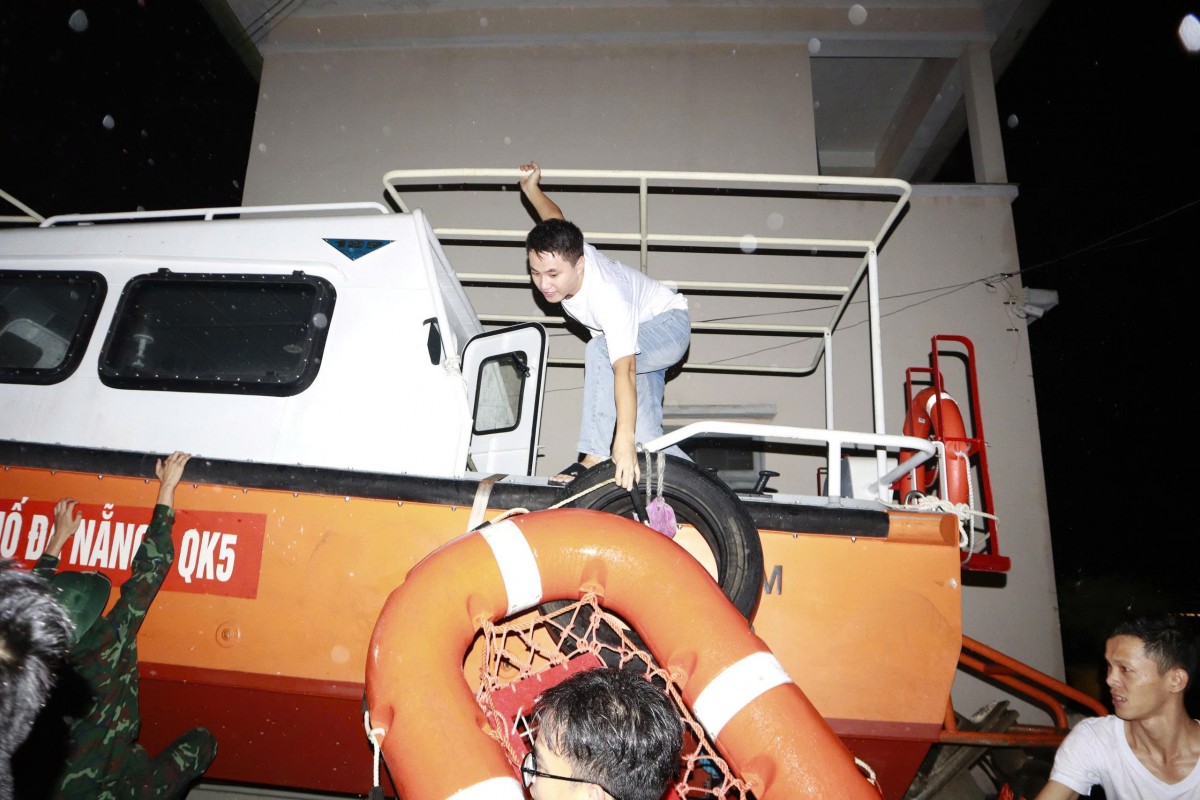 Cận cảnh lực lượng vũ trang Đà Nẵng xuyên đêm lao vào điểm ngập, cứu dân