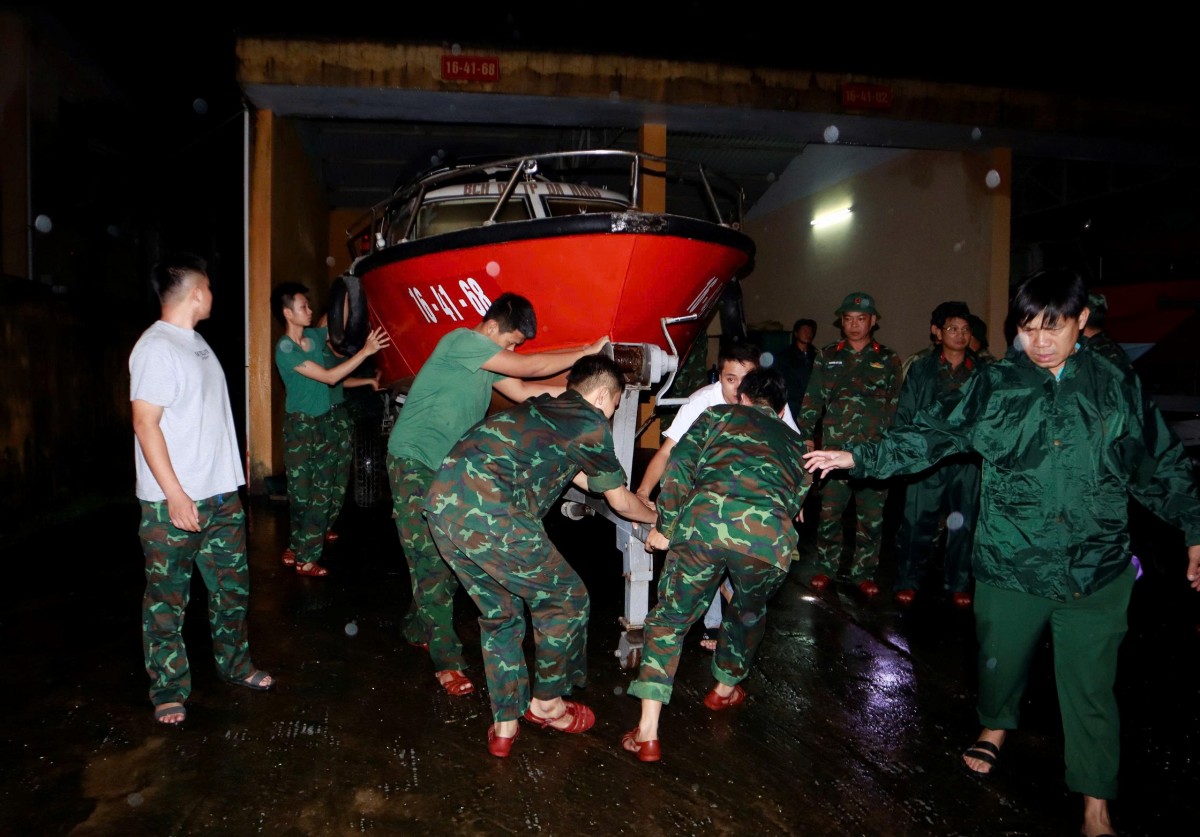 Cận cảnh lực lượng vũ trang Đà Nẵng xuyên đêm lao vào điểm ngập, cứu dân Cận cảnh lực lượng vũ trang Đà Nẵng xuyên đêm lao vào điểm ngập, cứu dân