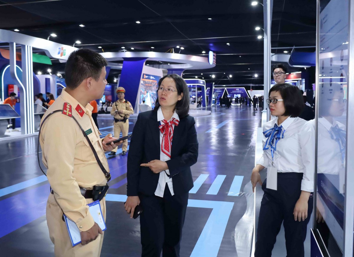 Các đại biểu trong nước, quốc tế tham quan gian trưng bày của EVN tại sự kiện Lễ mở ký Công ước Hà Nội Các đại biểu trong nước, quốc tế tham quan gian trưng bày của EVN tại sự kiện Lễ mở ký Công ước Hà Nội