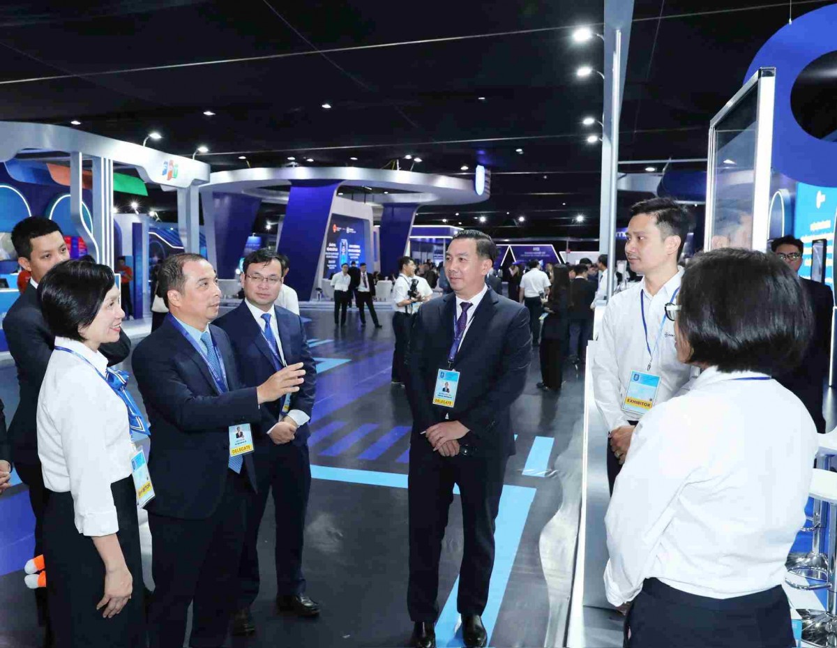 Các đại biểu trong nước, quốc tế tham quan gian trưng bày của EVN tại sự kiện Lễ mở ký Công ước Hà Nội Các đại biểu trong nước, quốc tế tham quan gian trưng bày của EVN tại sự kiện Lễ mở ký Công ước Hà Nội