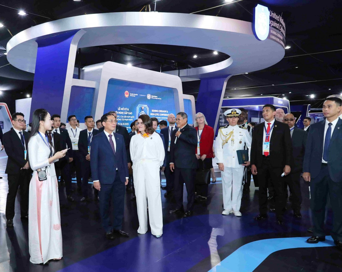 Các đại biểu trong nước, quốc tế tham quan gian trưng bày của EVN tại sự kiện Lễ mở ký Công ước Hà Nội Các đại biểu trong nước, quốc tế tham quan gian trưng bày của EVN tại sự kiện Lễ mở ký Công ước Hà Nội