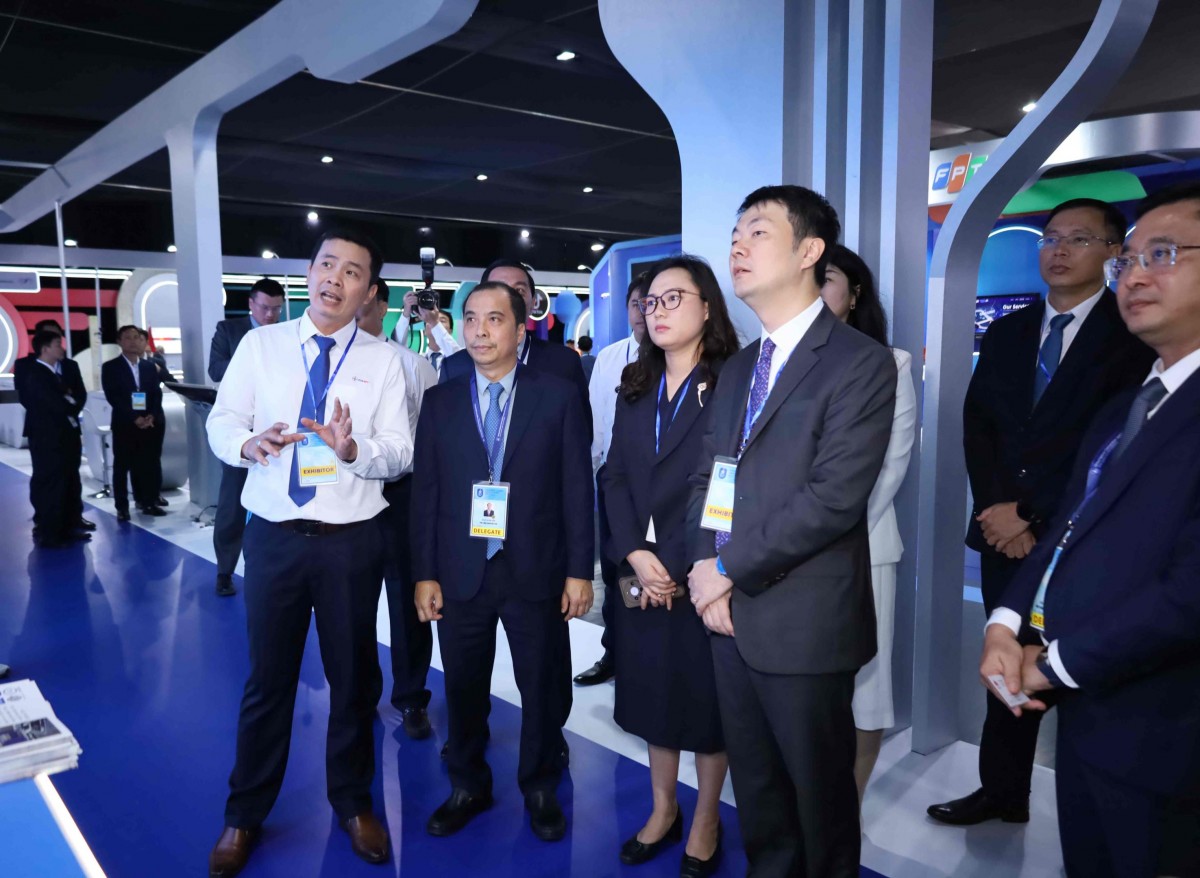 Các đại biểu trong nước, quốc tế tham quan gian trưng bày của EVN tại sự kiện Lễ mở ký Công ước Hà Nội Các đại biểu trong nước, quốc tế tham quan gian trưng bày của EVN tại sự kiện Lễ mở ký Công ước Hà Nội