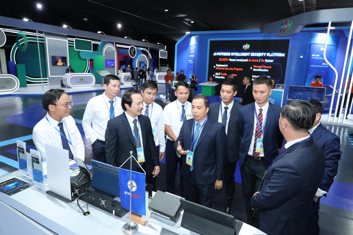 Các đại biểu trong nước, quốc tế tham quan gian trưng bày của EVN tại sự kiện Lễ mở ký Công ước Hà Nội Các đại biểu trong nước, quốc tế tham quan gian trưng bày của EVN tại sự kiện Lễ mở ký Công ước Hà Nội