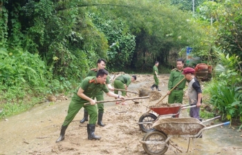 Ấm tình quân dân giữa tâm lũ vùng cao Nam Trà My