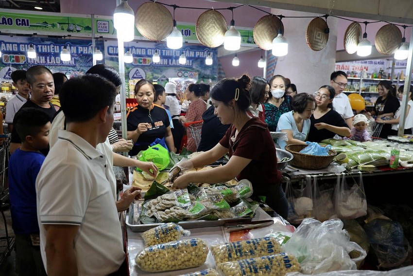 Người dân, du khách mua sắm các sản phẩm OCOP chất lượng tại Hội chợ. Ảnh: Đức Hiếu